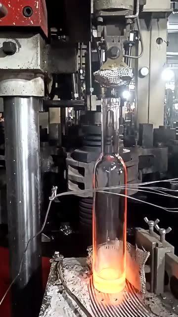 紅酒為什么賣得貴,看到酒瓶加工廠后,終于明白了